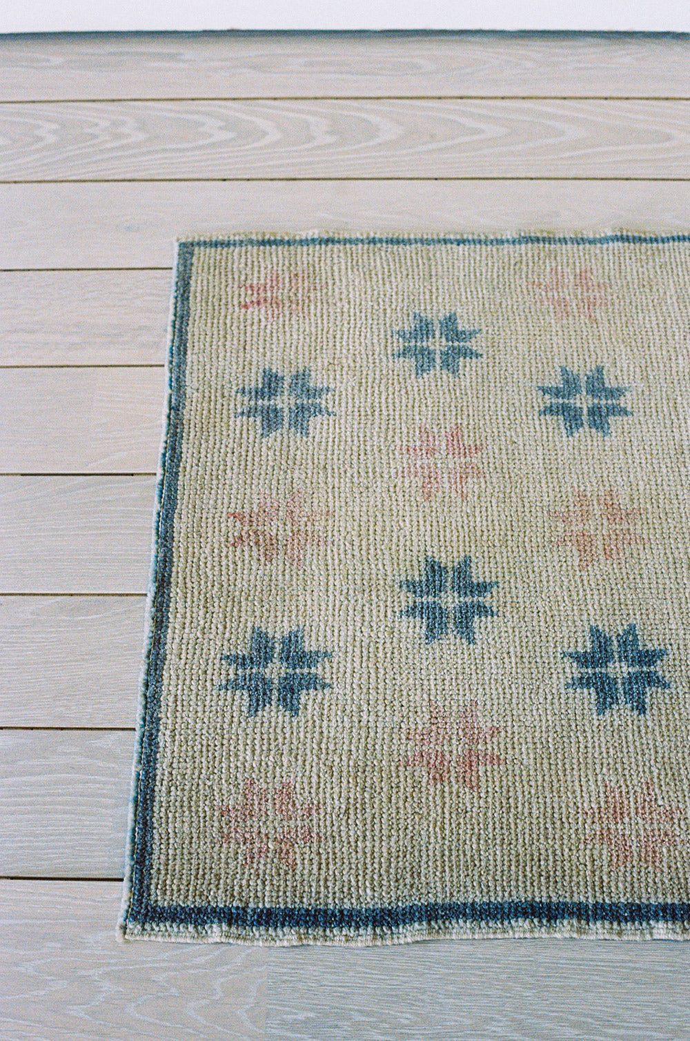 Wool runner with a starburst pattern in white, pink and blue